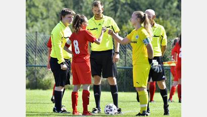 Archivbild: Hubert Ziegler
Begrüßung mit der "Corona-Faust": Das Team des TSV Theuern um Kapitänin Lena Götz (links) erwartet am Sonntag den FC Ingolstadt 04 II.