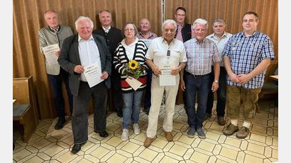 Bild: Klaus Riede/exb
Die anwesenden Jubilare und der neue Ehrenvorsitzende: (von links) Ulrich Jung, Karl Schwemmer, CSU-Kreisvorsitzender Harald Schwartz, Agathe Schriml, Josef Lederer, Johann Steger, Michael Schübel, Eugen Eckert, Günther Götz und Ortsvorsitzender Bernhard Hinteregger.