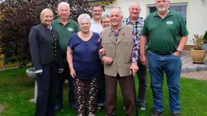 Bild: Picasa
Jubilar Franz Beck freute sich zusammen mit seiner Frau Inge (vorne Mitte) über die zahlreichen Gratulanten zu seinem 90. Geburtstag.