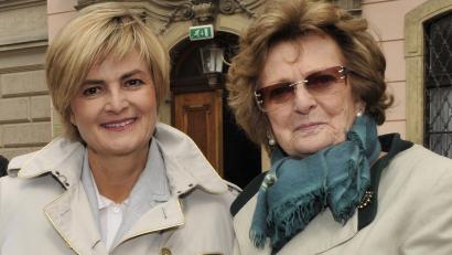Archivbild: Ursula Düren/dpa
Gloria Fürstin von Thurn und Taxis (l) und ihre Mutter Gräfin Beatrix von Schönburg-Glauchau kommen zu den Thurn und Taxis Schlossfestspielen. Gloria Fürstin von Thurn und Taxis (61) trauert um ihre Mutter. Sie verstarb am Donnerstag im Alter von 91 Jahren.