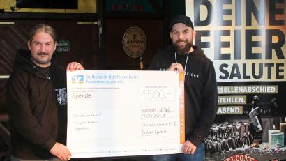 Bild: Stormcrusher/exb
„Stormcrusher“-Vorsitzender Matthias Gmeiner (links) übergibt den Spendenscheck mit dem Erlös aus den Open Air-Festival an „Salute“-Chef Thomas Bauer.