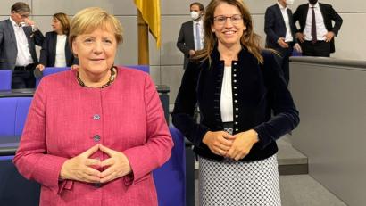 Bild: Martina Englhardt-Kopf
Fast wäre es auch eine Raute geworden: Martin Englhardt-Kopf (CSU) an ihrem ersten Tag in Berlin nach der ersten Sitzung der neuen Unionsfraktion mit Noch-Bundeskanzlerin Angela Merkel (CDU).