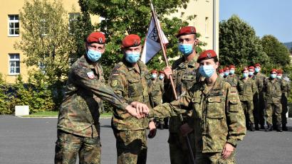 Bild: Mario Hönig/exb
Oberstleutnant Stefan Zadlo (Zweiter von links) übergibt das Kommando von Major Tim Jantzen (links) an Hauptmann Juliane Grann (rechts).
