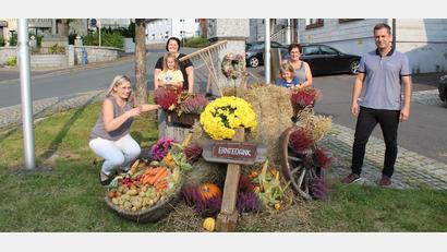 Bild: soj
Bürgermeister Wolfgang Söllner bedankte sich bei den fleißigen Helferinnen für das Schmücken des Brunnens am Marktplatz anlässlich des Erntedankfestes.