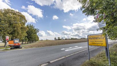 Bild: dtr
Auf der drei Hektar großen Fläche gegenüber der Straße soll das neue Wohnbaugebiet entstehen.