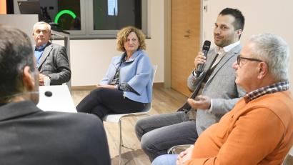 Bild: Gabi Schönberger
Kurt Seggewiß, Margit Walter, Johannes Wild, Knut Thielsen und Moderator Harald Rippl tauschten sich in der Diskussionsrunde aus.