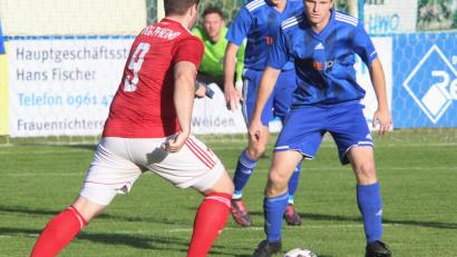 Bild: war
Trainerduell: Pfreimds Bastian Lobinger (am Ball) läuft auf Etzenrichts spielenden Coach Andreas Wendl zu.