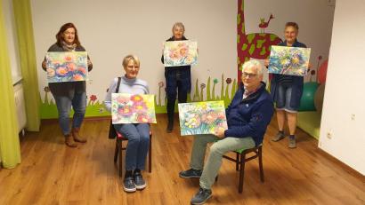 Bild: jzk
Farbenprächtige Herbstastern zauberte Günter Haslbeck mit den Kursteilnehmerinnen auf den Zeichenblock.