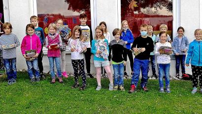 Bild: zer
Buben und Mädchen haben sich in den Ferien an der Bücherausleihe und dem Lesen beteiligt. Nun erhielten sie eine Belohnung in Form von Gutscheinen, Büchern, CDs und Spielen.