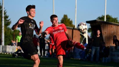 Bild: Schrems
Mit 1:1 beim TSV Kirchenlaibach holte der FC Tirschenreuth (Szene mit Tobias Siegert, links) am vergangenen Wochenende den zweiten Punkt in dieser Saison. Am Sonntag empfängt der FC die SpVgg Bayreuth II.
