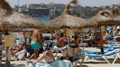 Symbolbild: Clara Margais/dpa
Einheimische und Touristen liegen am Strand Cala Major in Palma de Mallorca. Darauf müssen Touristen beim Herbsturlaub in der Pandemie achten.