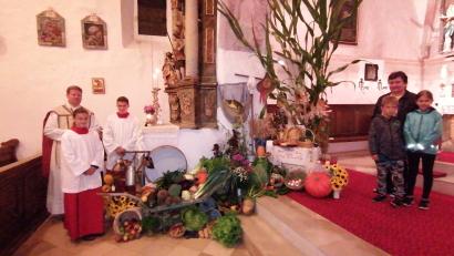 Bild: jzk
Stadtpfarrer Thomas Kraus (hinten links) bedankte sich bei Mesnerin Marlene Weichs-Koller (hinten rechts) für den schönen Erntealtar.