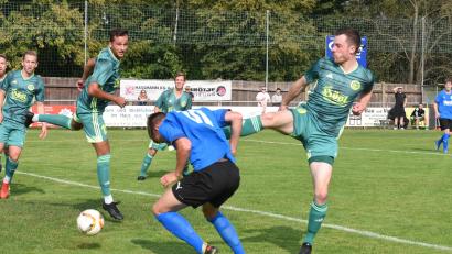 Bild: gb
Das 1:3 gegen den FC Herzogenaurach war für den SV Mitterteich bereits die sechste Niederlage in Folge, hier trifft Michael Drechsler (rechts) Gästespieler Kevin Rockwell unglücklich am Kopf. Am Samstag treten die Stiftländer bei der SpVgg Jahn Forchheim an.