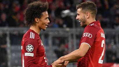 Bild: Sven Hoppe/dpa
Bayerns Leroy Sané (links) lässt sich von Lucas Hernandez zu seinem 4:0 garantieren. Der Offensivmann nagelte den Ball von der linken Außenlinie ins Tor.