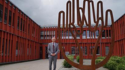 Bild: Eger
Thomas Gollwitzer vor dem Amt für Ländliche Entwicklung (ALE) in Tirschenreuth. Seit 2008 ist er Amtsleiter, seit 2013 ist er mit der Behörde in Tirschenreuth.
