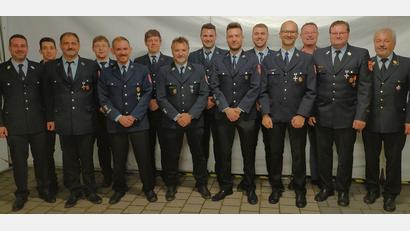 Bild: bö
Die neue Führungsmannschaft der Feuerwehr Adertshausen (von links): Michael Schießl, Patrick Kohn, Johann Jäger, Martin Preussl, Christian Lenz, der neue Vorsitzende Sebastian Preussl, Michael Braun, Stefan Jäger, Andreas Erras, Maximilian Allgeier, Michael Lautenschlager, Bürgermeister Florian Junkes, Kommandant und Kreisbrandmeister Helmut Braun sowie Kreisbrandrat Fredi Weiß.