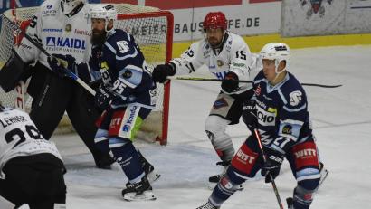 Bild: gb
Die Blue Devils gewannen am Freitag ihr letztes Vorbereitungsspiel gegen die Passau Black Hawks mit 5:2. Hier lauern Dennis Palka (rechts) und Barry Noe vor dem Gästekasten.