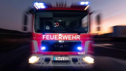 Bild: Patrick Seeger
Beim Brand eines Sattelaufliegers auf der Autobahn 93 bei Schönwald ist ein Schaden von ungefähr 100.000 Euro entstanden