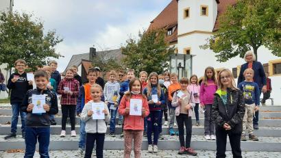 Bild: Johannes Klug/exb
zum Abschluss der Sommeraktion "Werde Lesekönigin, werde Lesekönig!" der Pfarrbücherei Nabburg fand im Spitalhof eine kleine Krönung statt.