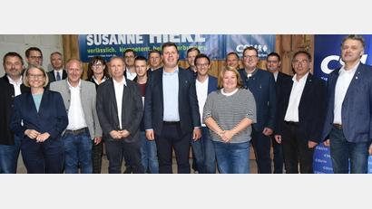 Bild: nag
Der CSU-Ortsverein Schnaittenbach wählt einen neuen Vorstand. Europaabgeordneter Christian Doleschal (Dritter von links), Bundestagsabgeordnete Susanne Hierl (Zweite von links), Birgit Barth (Vierte von links) und Landtagsabgeordneter Harald Schwartz (Vierter von links) gratulieren.