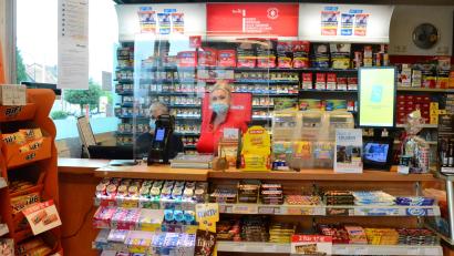 Bild: Kunz
Die Kassiererinnen in der Shop-Tankstelle an der Neustädter Straße dürfen auch von ihrem Hausrecht Gebrauch machen.