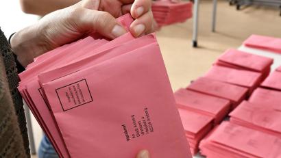 Bild: Petra Hartl
Wahlhelfer ordnen bei der Bundestagswahl 2021 Briefwahl-Unterlagen in Amberg.