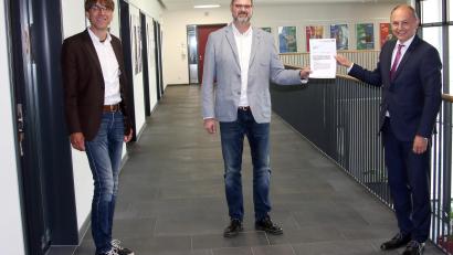 Bild: wro
Das Ernennungsschreiben zum Stellvertretenden Schulleiter übergab Leitender Regierungsschuldirektor Walter Schütz (rechts) persönlich an Wolfgang Prebeck (Mitte). Über die zeitnahe Wiederbesetzung des frei gewordenen Postens freute sich BSZ-Schulleiter Thomas Metzler (links ).