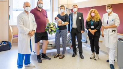 Bild: Michael Vogl/exb 
Gemeinsam mit den frischgebackenen Eltern Sarah und Tobias Daucher freuen sich (von links) Oberarzt Dr. Aleksander Lazeski, Geschäftsführer Dr. Martin Baumann, Stationsleitung Ute Hilpert und Assistenzärztin Dr. Cordula Groiss über den neuen Erdenbürger.
