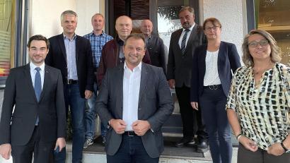 Bild: bgm
Der Leuchtenberger Bürgermeister Anton Kappl (vorne, Mitte) steht weiter an der Spitze der Kommunalpolitischen Vereinigung der CSU. Als Stellvertreter stehen ihm Stephan Oetzinger (vorne, links) und Bürgermeisterin Carmen Pepiuk (vorne, rechts) zur Seite.