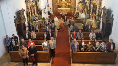 Bild: gi
Jubelpaare die seit zehn, 25, 40 und 50 Jahre verheiratet sind feierten in der Wieskirche ihr Ehejubiläum. Dazu gratulierte Pfarrer Udo Klösel und PGR-Sprecherin Elisabeth Völkl (hinten).