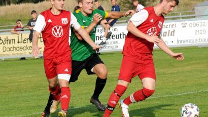 Bild: hho
Am vergangenen Sonntag gewann der TSV Konnersreuth das Derby gegen den VfB Arzberg mit 2:0. In dieser Szene hat der Arzberger Patrik Sinkule (grünes Trikot) gegen Jonas Baumgärtner (links) und Jannik Rosner das Nachsehen. Am Samstag empfängt der Tabellenzweite Konnersreuth den ASV Wunsiedel.