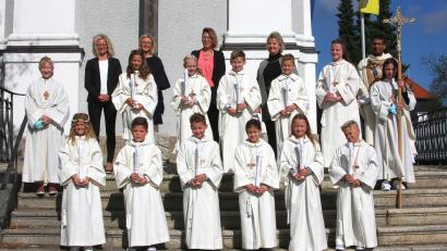 Bild: wro
Betreut wurden die Kommunionkinder von den Tischmüttern Melanie Scharf, Verena Schröck und Andrea Monath sowie von Lehrerin Gabriele Vollath (hintere Reihe, von links). Die Messe zelebrierte Pfarrer Joseph (hintere Reihe, rechts).