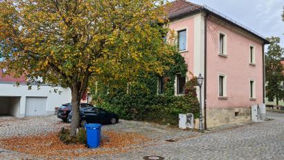 Bild: sne
Am Verwaltungsgebäude Marktplatz 24 soll neben der Sanierung hinterhalb ein Anbau entstehen. Der Stadtrat beschließt ein Begleitgremium, das die Arbeiten überprüfen und unterstützen soll.