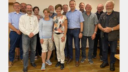 Bild: wec
Die neu gewählte Führungsriege des Historischen Vereins (von links): Vorsitzender Josef Gilch, Klaus Scheibel, Jürgen Gruber, Erna Wiedenbauer, Petra Sperl, Manfred Schormüller, Irmi Steinbacher, Thomas Bauer, Bürgermeister Erich Meidinger, Thomas Krybus, Rudolf Götz, Jürgen Rieger und Hans Forster.