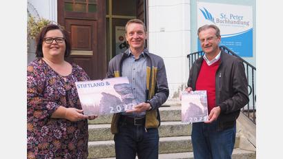 Bild: ws
Mit herrlichen Motiven aus dem Steinwald hat Matthias Kunz seinen neuen Fotokalender gestaltet. Der Kalender wurde in der Buchhandlung St.Peter vorgestellt. Im Bild (von links) Stellvertretende Büchereileiterin Margot Konz, Matthias Kunz und der Leiter der Lebenshilfe-Kreisvereinigung, Berthold Kellner.