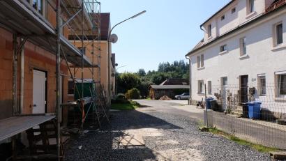 Bild: le
Der Gestaltung der Außenanlagen und der Straßenerschließung rund um das Zehn-Familien-Wohnhaus in Plankenhammer wird größte Bedeutung beigemessen. Selbst wenn mit höheren Kosten gerechnet werden muss gibt es keinen Aufschub. Schließlich geht es auch um eine sichtbare Aufwertung der gesamten Wohnanlage in Plankenhammer, die seit mehr als 100 Jahre besteht.