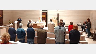 Bild: fvo
Landvolk-Kreisvorsitzender Manfred Kellner aus Albersrieth (links stehend), Pfarrer Manfred Strigl und die Waldthurner Musikgruppe „Zam´gsunga“ (rechts) beim Bruder Klaus-Tag des Landvolks in Johannisthal.