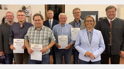 Bild: aun
Neuwahlen und Ehrungen stehen im Mittelpunkt der Jahreshauptversammlung der CSU Utzenhofen (von links): Andreas Otterbein, Willibald Neger, Hubert Zollbrecht, CSU-Kreisvorsitzender Harald Schwartz, Josef Graml, CSU-Bundestagsabgeordnete Susanne Hierl, Ortsvorsitzender und Bürgermeister Stefan Braun.