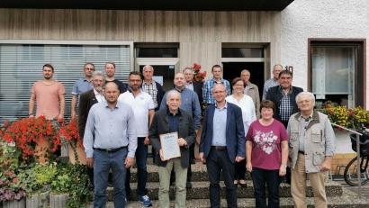 Bild: gz
Die wiedergewählte CSU-Vorstandschaft mit Vorsitzenden Wolfgang Voit (Dritter von rechts), Stellvertreter Thomas Kleber (vorne links), den beiden Ehrenmitgliedern Albin Kaiser (vorne rechts) und Kurt Baumann (Zweiter von links).