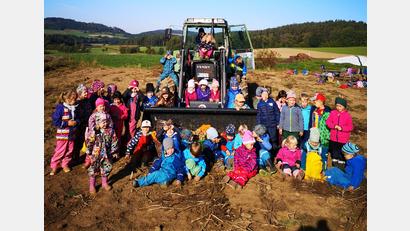 Bild: Kindergarten Kunterbunt/exb
Bei der Kartoffelernte mit anpacken durften die Buben und Mädchen des städtischen Kindergartens „Kunterbunt“.