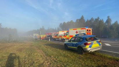Bild: Gustl Beer
Im morgendlichen Berufsverkehr kam es an der Kreuzung der Kreisstraße NEW 21 nahe Weiherhammer zu einem folgenschweren Zusammenstoß.