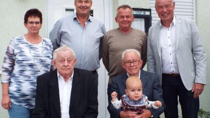 Bild: e
Den Zwillingsbrüdern Alfons (links sitzend) und Xaver (rechts sitzend, mit Urenkelin Melina) Donhauser gratulieren (von links): Tochter Gerlinde, die Söhne Peter und Gerhard und der Kümmersbrucker Bürgermeister Roland Strehl.