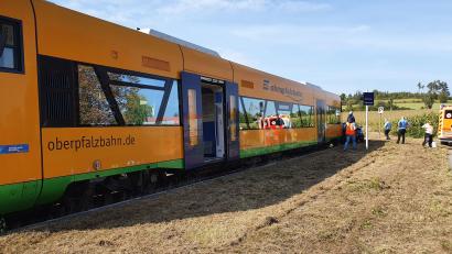 Bild: Kreisbrandinspektion Cham
Am Samstag kollidierten ein Auto und ein Regionalzug in Runding im Landkreis Cham. Die Fahrerin wurde dabei schwer verletzt.