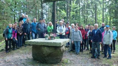 Bild: sh
Über 40 Wanderer aus Schnaittenbach und Umgebung begaben sich auf die Spuren der Köhler am Buchberg. Das Bild zeigt die Gruppe am 1964 aufgestellten Gipfelkreuz des 667 Meter hohen Buchbergs.
