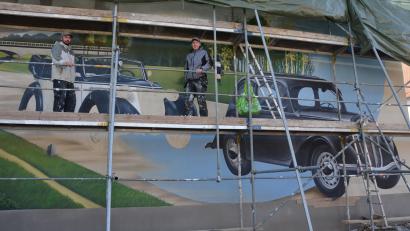 Bild: dob
Paul Hopf holte für diese Wandmalerei zwei Künstler aus der Vohenstraußer Partnerstadt Lauter-Bernsbach. Marco Schönherr (links) und Maik Detzner (rechts) arbeiteten zehn Tage an diesem haushohen Werk.