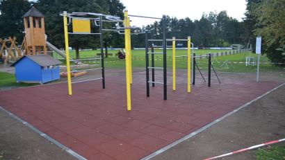 Bild: ak
Die Fitnessplattform des SV Kulmain direkt neben dem Kinderspielplatz am Sportgelände ist ab sofort benutzbar.
