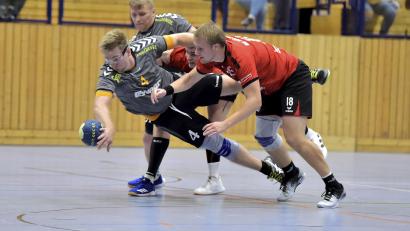 Bild: Ziegler
Daniel Wagner von der HG Amberg (links) versucht am Kreis den Ball vor dem lauernden Fabian Rohrbach (rechts) aus der Gefahrenzone zu befördern.