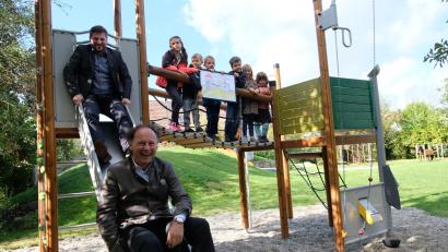 Bild: mab
Nicht nur die Kinder freuten sich über das neue Klettergerüst: Bürgermeister Peter Neumeier und Geschäftsführer Renè Guhl (von links) probierten die Rutsche gleich aus.
