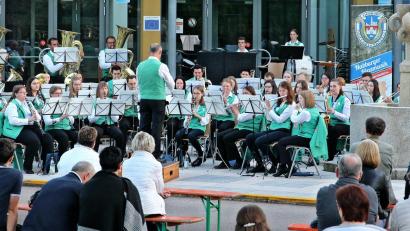 Bild: bph
Nach dem monatelangen "Blasmusikentzug" war klar: Das Publikum fordert nach einer Stunde Musik sicher noch Zugaben. Gerne war das Orchester unter Leitung von Dirigent Markus Ferstl bereit, diesen Wunsch zu erfüllen. So erklangen zum Abschluss drei Ohrwürmern: "Böhmischer Traum" , "An Tagen wie diesen" und obligatorisch, der "Rainer Marsch" in der Nabburger Fassung.