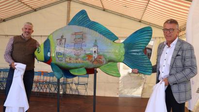 Bild: Stadt Tirschenreuth/exb
Franz Stahl (rechts) bei der Übergabe der Karpfenskulptur an Thomas Lang (links).